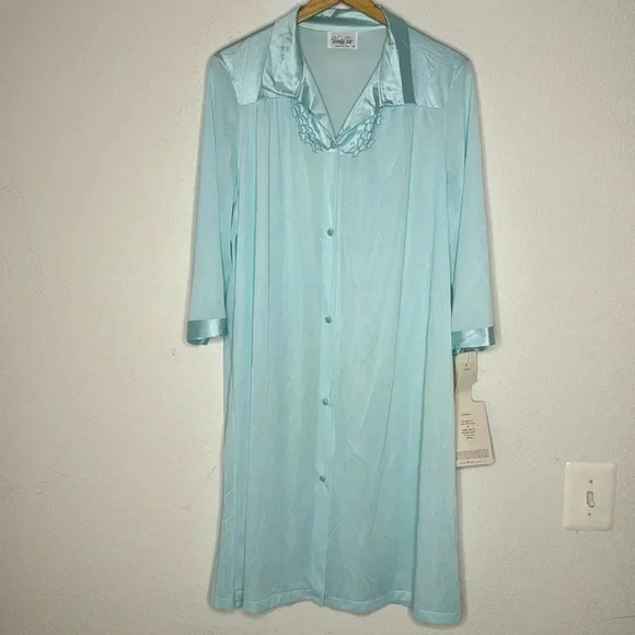 Vanity Fair NWT silky old world vintage blue role size Medium - Picture 2 of 6